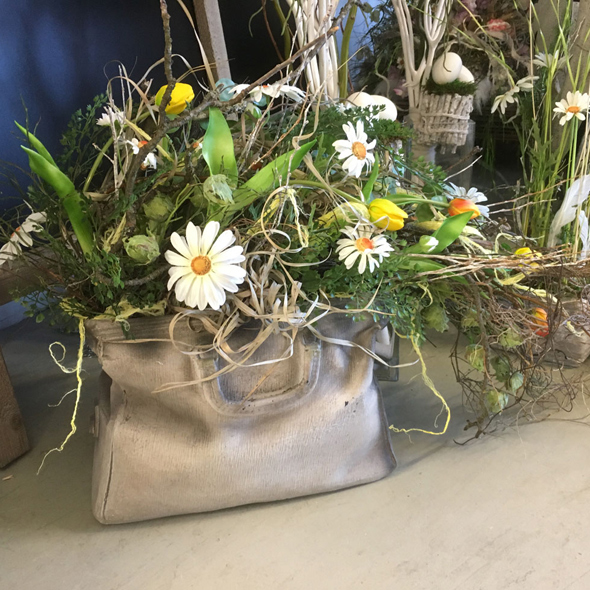 Kunstblumengesteck in Tasche