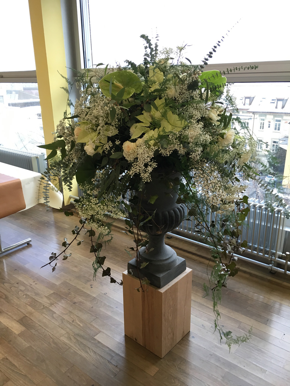  Blumengesteck in Pokal 