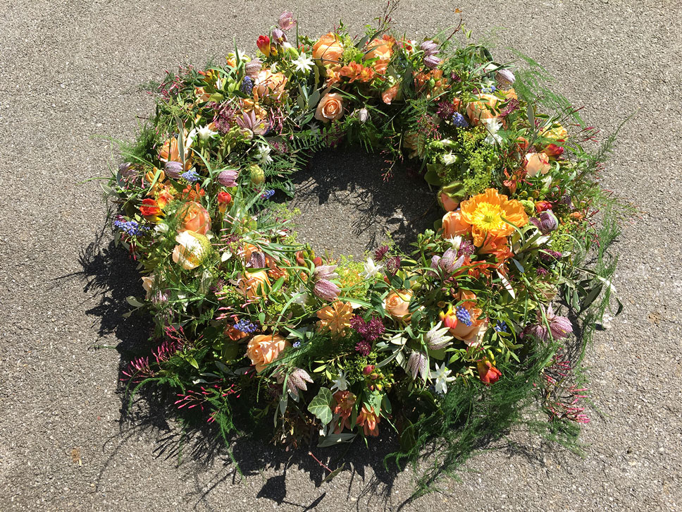  Trauerkranz mit Frühlingsblumen 